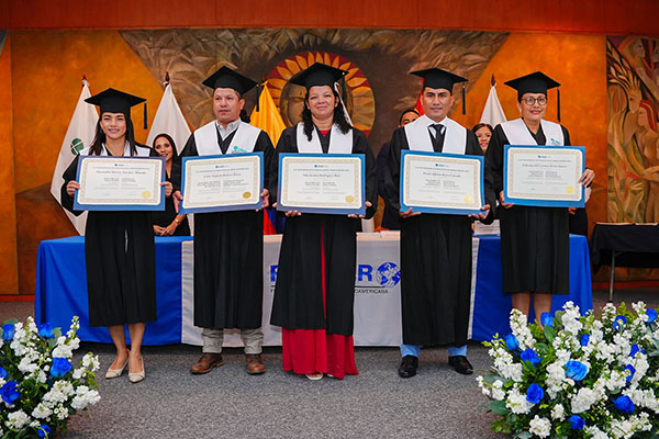Awarding of degrees to UNIB scholarship recipients in Ecuador.